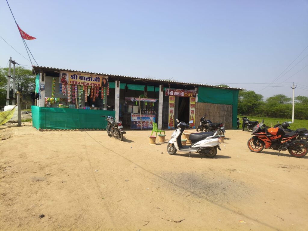 Best Cafe & Restaurant in Peeplu near Tonk. Veg food, burger, chowmein, kulhad chai, coffee. Easy reach from Banwara, Lawa, Ranoli, Borkhandi, Loharwara.